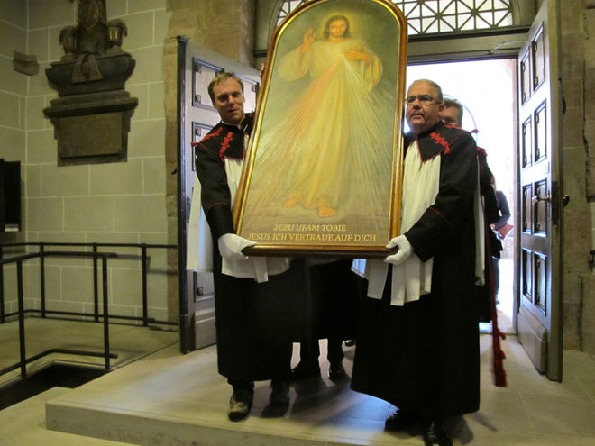 Das Bild des Barmherzigen Jesus wird von Himmelsträgern in den Dom zu Fritzlar getragen.